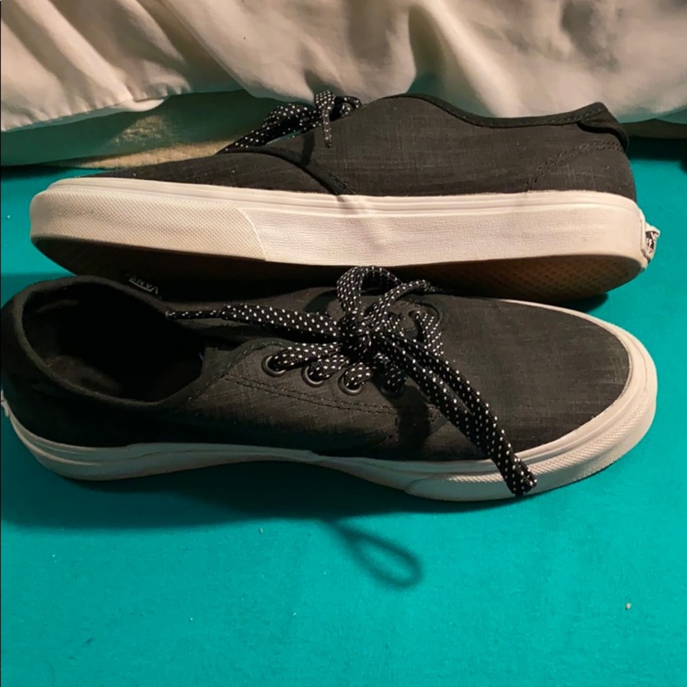 Black/Grey Vans with polka dot shoelaces - Picture 4 of 7